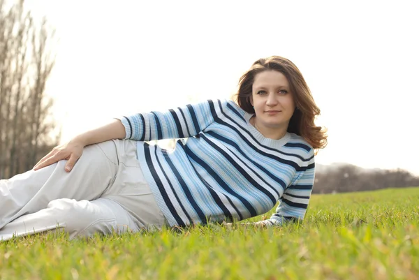 임신한 여자는 풀밭에 편안한 — 스톡 사진
