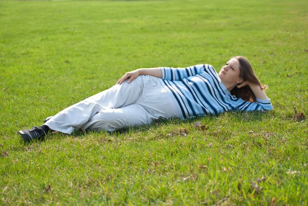 Mulher grávida relaxando no prado — Fotografia de Stock