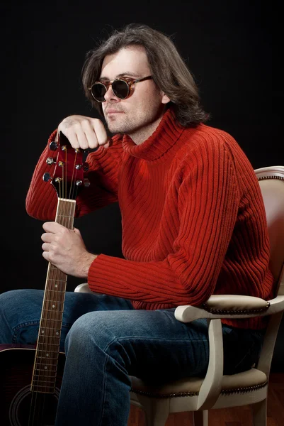 Homem de cabelo longo com guitarra — Fotografia de Stock