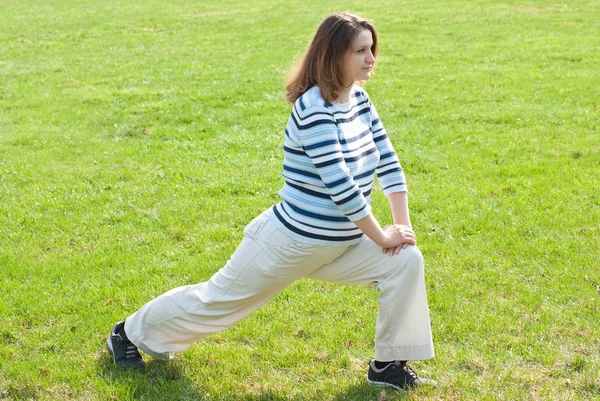 Вагітна жінка робить розтяжки вправи — стокове фото
