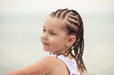 dreadlocks ile küçük kız