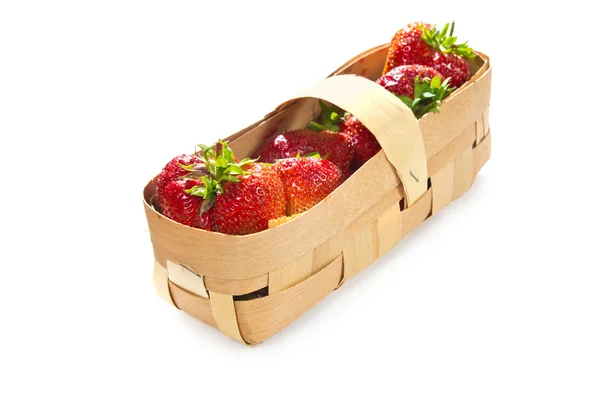 Färska jordgubbar i korg — Stockfoto