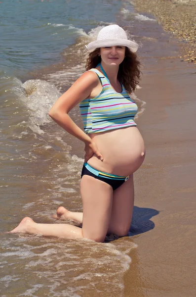 Έγκυος γυναίκα στην παραλία — Φωτογραφία Αρχείου
