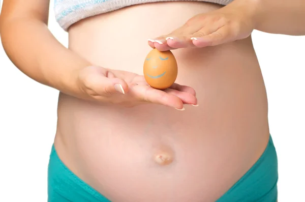 Donna incinta con un uovo in mano . — Foto Stock