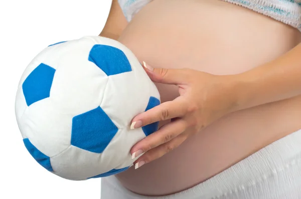 Buik van een zwangere vrouw met zacht stuk speelgoed bal. — Stockfoto
