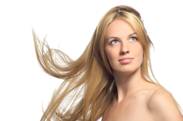 Красивая блондинка с летящими волосами — стоковое фото