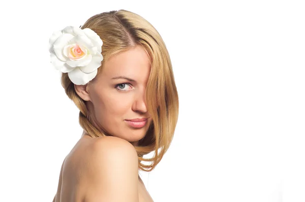 Schoonheid met bloem in haar haar — Stockfoto