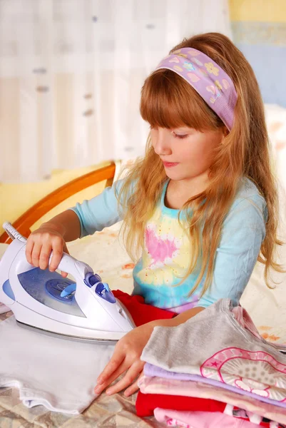Kleines Mädchen hilft beim Bügeln — Stockfoto