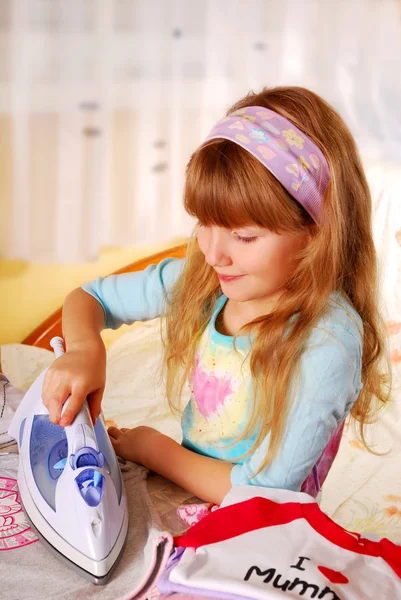 Κοριτσάκι, βοηθώντας με σιδέρωμα — Φωτογραφία Αρχείου