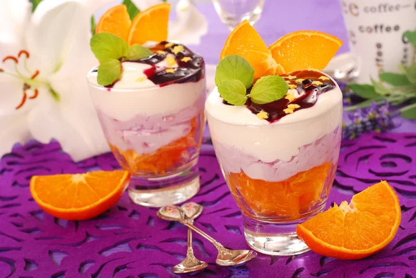 Десерт с апельсинами и черникой — стоковое фото