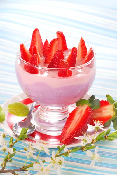 Dessert with strawberry and blueberry yogurt — Stock Photo, Image
