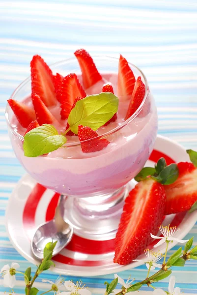 Десерт с клубничным и черничным йогуртом — стоковое фото