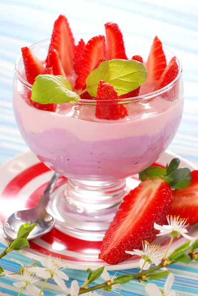 Dezert s jahodovou a borůvkový jogurt — Stock fotografie
