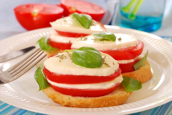 Desayuno con mozzarella y tomate — Foto de Stock