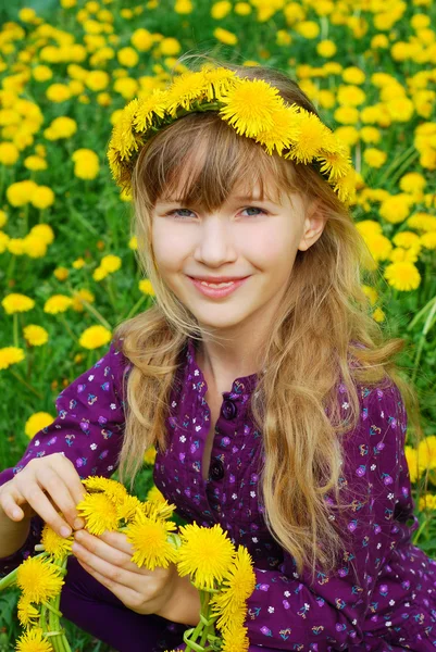 Νεαρό κορίτσι με πικραλίδες — Φωτογραφία Αρχείου
