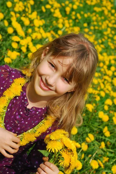 Молодая девушка с одуванчиками — стоковое фото