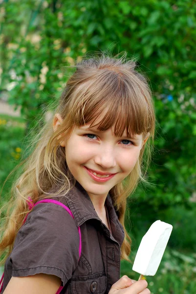 Молодая девушка ест мороженое — стоковое фото