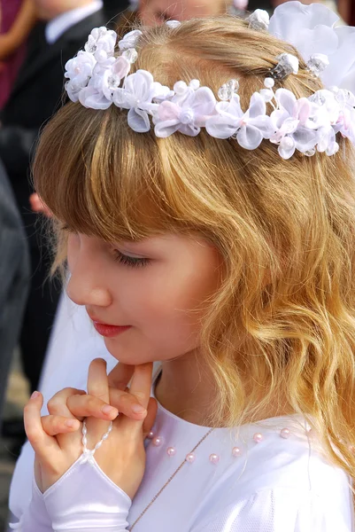 Menina indo para a primeira comunhão santa — Fotografia de Stock