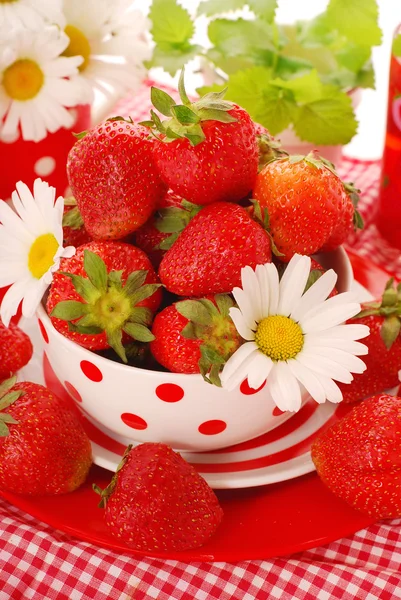 Frische Erdbeeren in Schüssel — Stockfoto