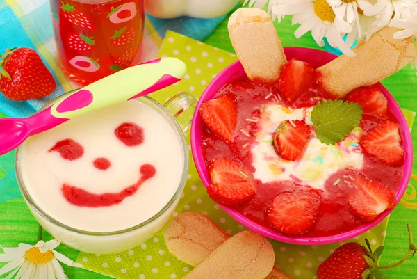 Desery z truskawek dla dziecka — Zdjęcie stockowe