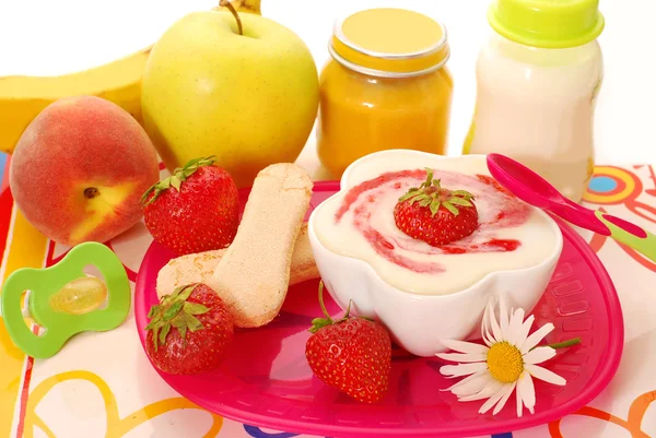 Sobremesa de sêmola e outros alimentos para bebés — Fotografia de Stock