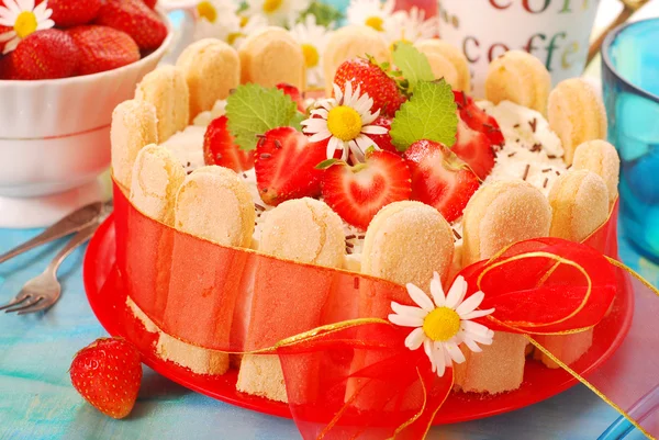Charlottekuchen mit Erdbeere — Stockfoto