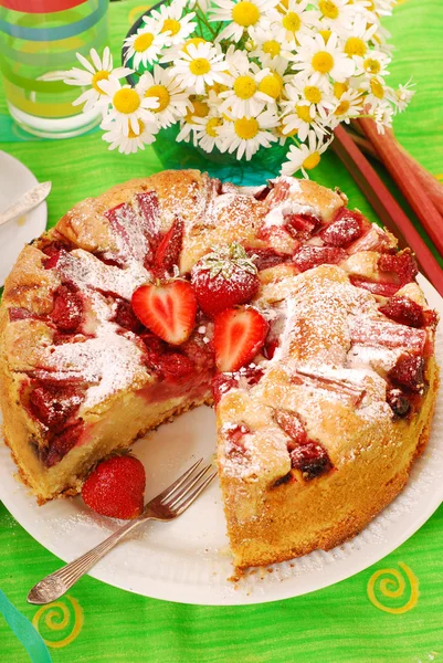 딸기와 대 황 케이크 — 스톡 사진