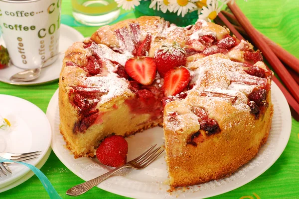 草莓和大黄蛋糕 — 图库照片