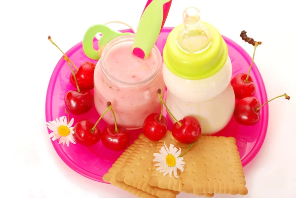樱桃酸奶和牛奶的婴儿瓶 — 图库照片