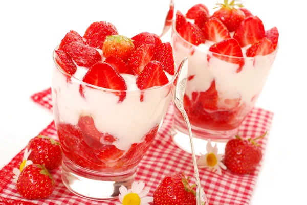 草莓和椰子甜点 — 图库照片