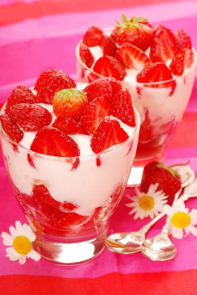 딸기와 코코넛 디저트 — 스톡 사진
