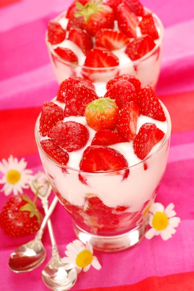 草莓和椰子甜点 — 图库照片