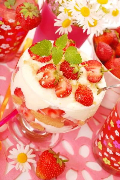 Erdbeer-Tiramisu-Nachtisch — Stockfoto