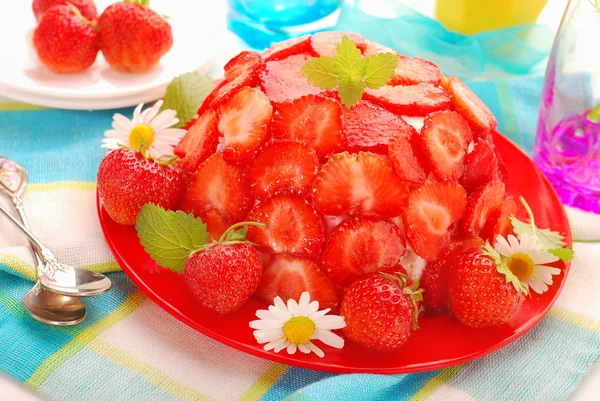Gâteau aux fraises en forme de boule — Photo