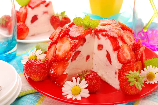 Gâteau aux fraises en forme de boule — Photo