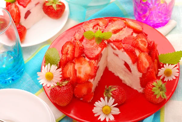 Φράουλα τούρτα σε σχήμα μπάλα — Φωτογραφία Αρχείου