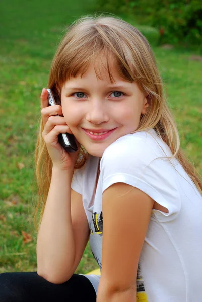 Mladá dívka s mobilním telefonem — Stock fotografie