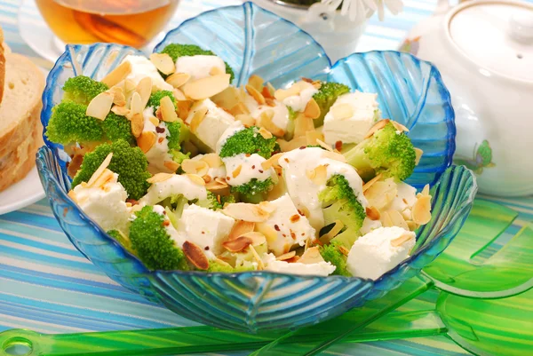 Salade met feta, broccoli en amandelen — Stockfoto