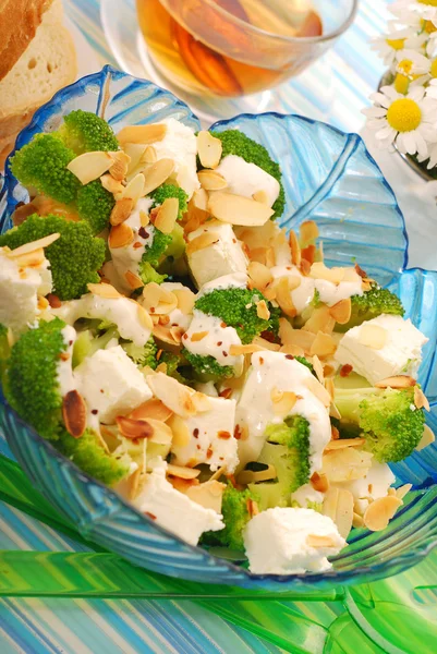 Salát s brokolicí, sýr feta a mandlemi — Stock fotografie