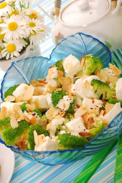 Salade met feta, broccoli en amandelen — Stockfoto