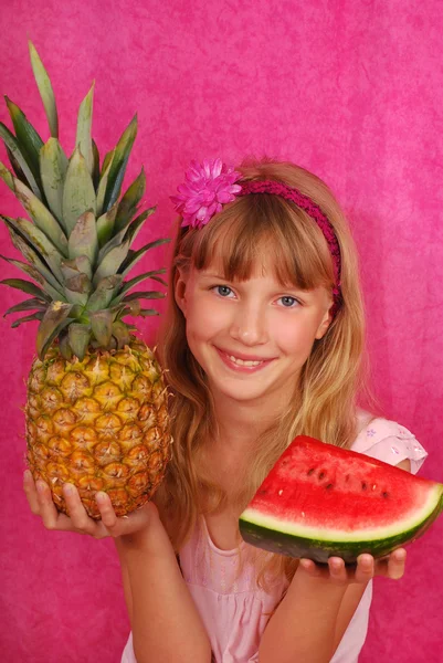 Mladá dívka s ananasem a meloun — Stock fotografie