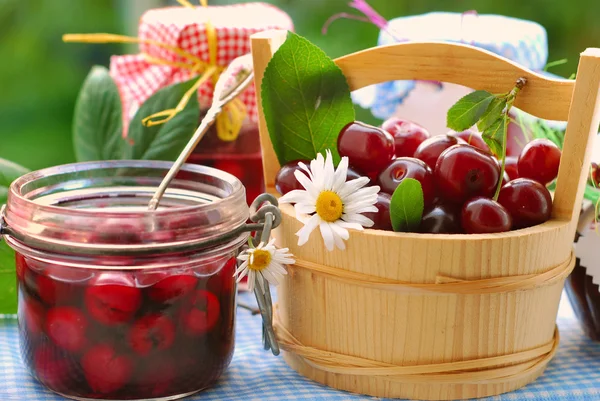 Cherry konserver i trädgården — Stockfoto