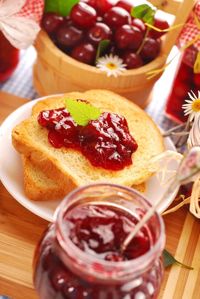 Toast med körsbär confiture — Stockfoto