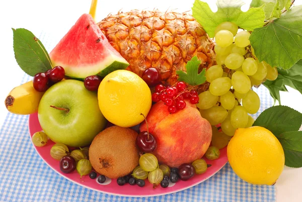 Teller mit Früchten — Stockfoto