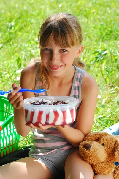 피크닉에 아이스크림을 먹는 어린 소녀 — 스톡 사진