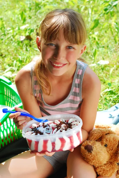 Young girl eating ice cream on the picnic — Stock Photo, Image