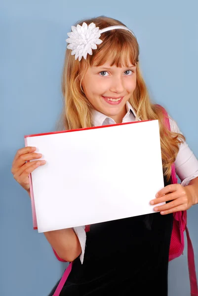 У школьницы в руках пустая карточка — стоковое фото