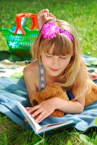Νεαρή κοπέλα, διαβάζοντας ένα βιβλίο για το πικ-νικ — Φωτογραφία Αρχείου