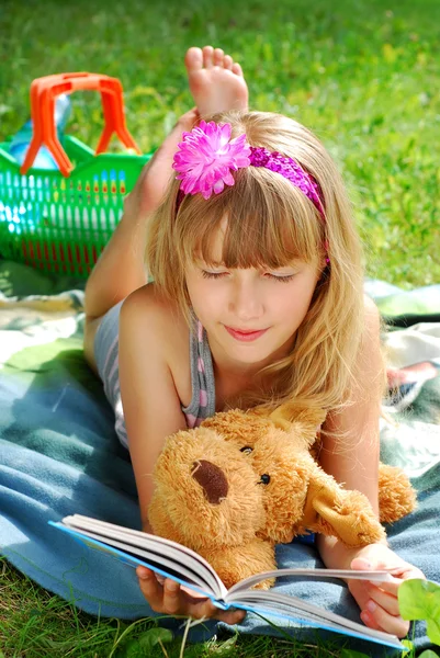 Genç kız piknikte üzerine bir kitap okuma — Stok fotoğraf