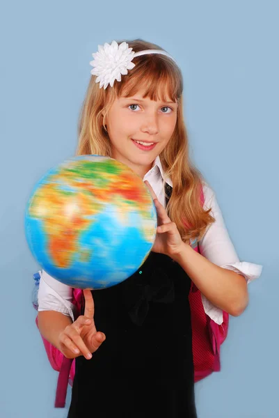 Schülerin mit Globus — Stockfoto
